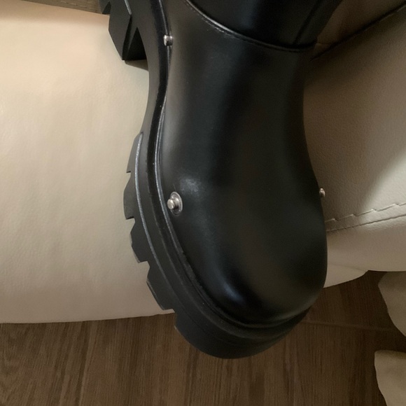 Amazon Essentials Black slouching boots. Metallic Accents - Picture 3 of 14